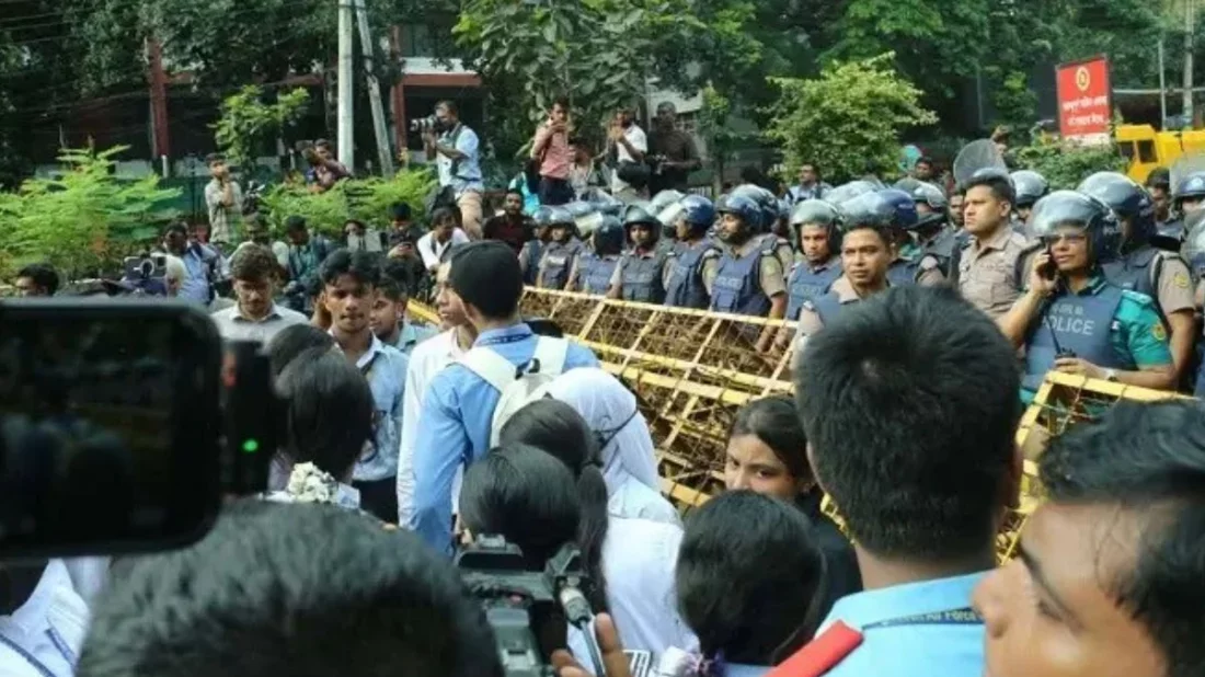 মন্ত্রীর পদত্যাগের দাবি বাদ, ছয় দফা দাবি নিয়ে সচিবালয়ে ৬ শিক্ষার্থী