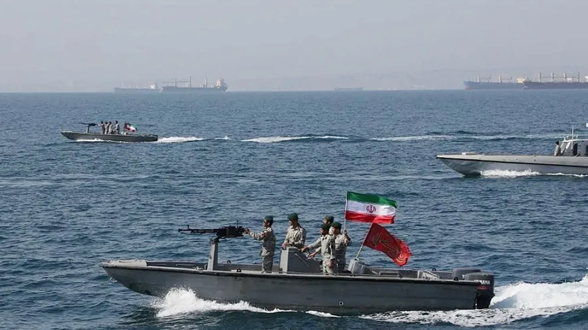 হরমুজে ইরানের সামরিক বোটে গুলির নির্দেশ ট্রাম্পের