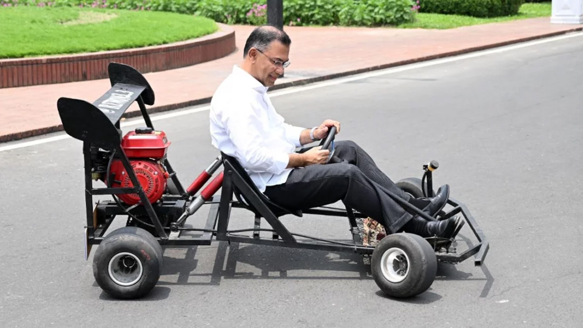 তরুণ শিক্ষার্থী রিজওয়ানের তৈরি রেসিং কার চালালেন প্রধানমন্ত্রী
