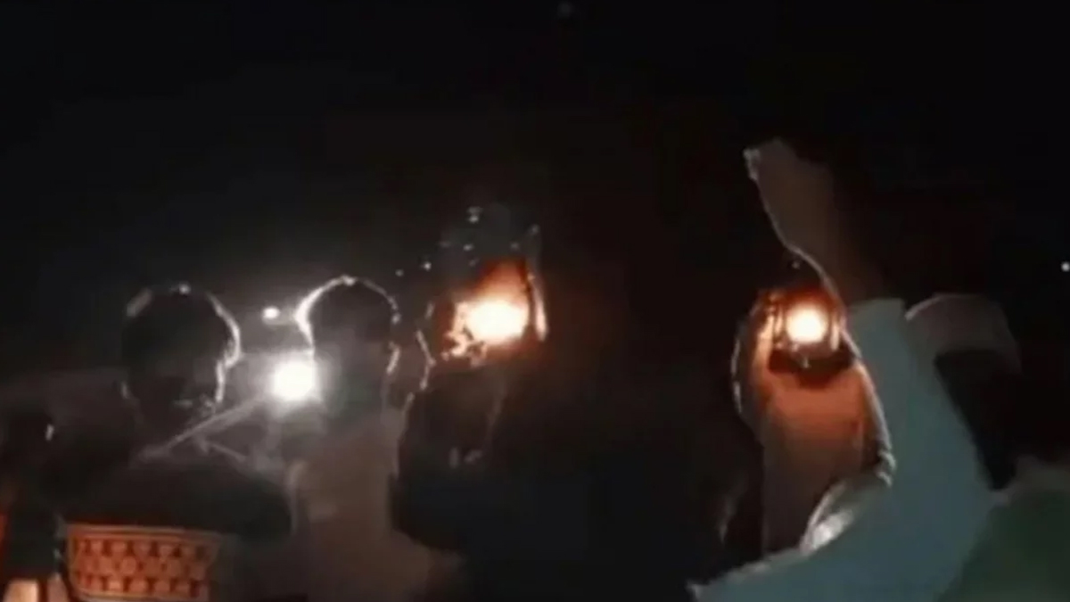 হারিকেন জ্বালিয়ে আওয়ামী লীগ নেতাকর্মীদের ঝটিকা মিছিল