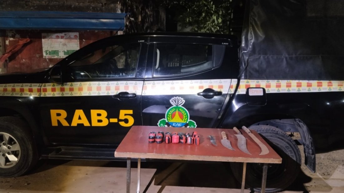 রাজশাহীতে লেবু বাগান থেকে ২১টি ককটেল ও দেশীয় অস্ত্র উদ্ধার