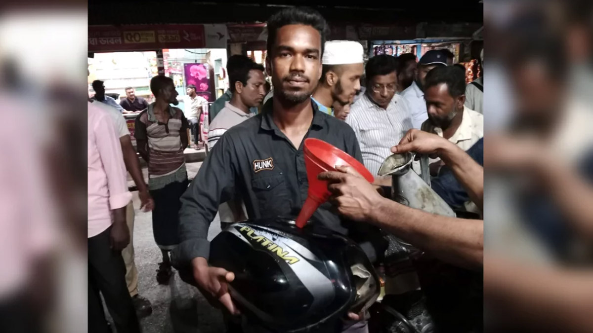 পেট্রোল পাম্পে তেল নিতে মোটরসাইকেলের ট্যাংক খুলে হাজির চালক