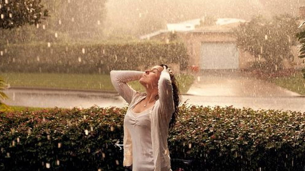 বৃষ্টিতে ভিজলে শরীরে মিলতে পারে যেসব উপকার