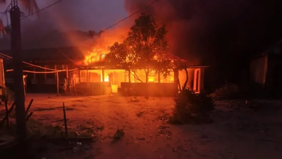 শিবির নেতা হত্যা, অভিযুক্ত যুবদল নেতার বাড়িতে আগুন-ভাঙচুর