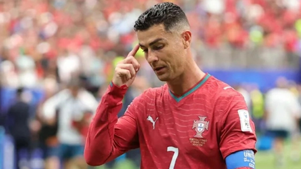 মেসিকে নিয়ে প্রশ্নে বিরক্তি রোনালদোর
