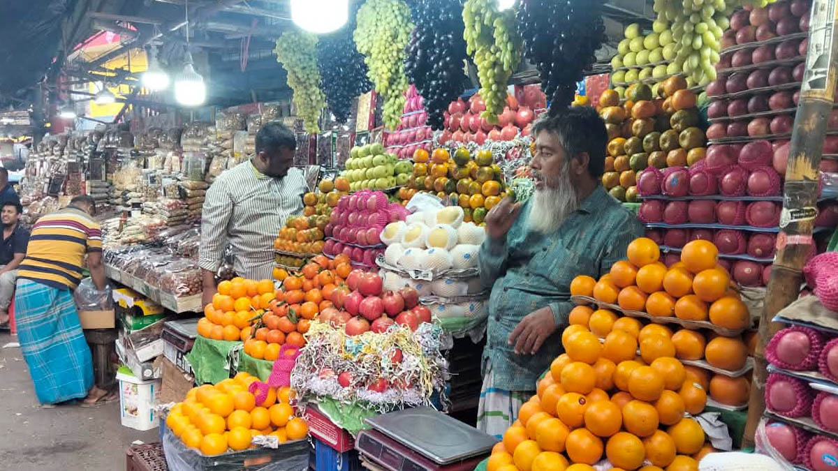 তরমুজের কেজি ৭০-৯০ টাকা, কলা-মাল্টা ও আপেলের দামও চড়া
