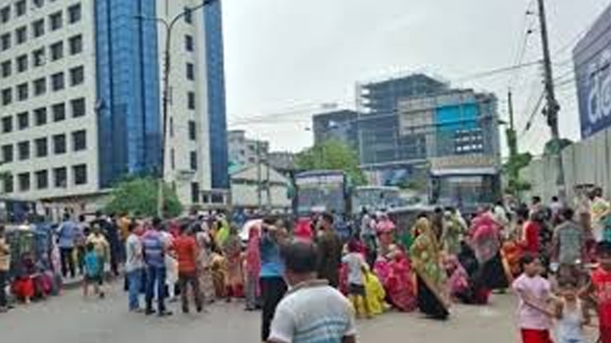 বেতনের দাবিতে তেজগাঁওয়ে পোশাককর্মীদের সড়ক অবরোধ