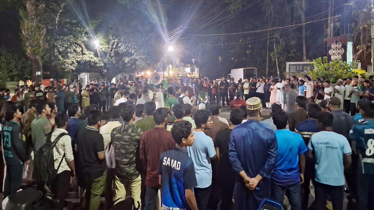 চট্টগ্রাম বিশ্ববিদ্যালয়ে ছাত্রদল-শিবিরের পাল্টাপাল্টি মিছিল, মুখোমুখি অবস্থান