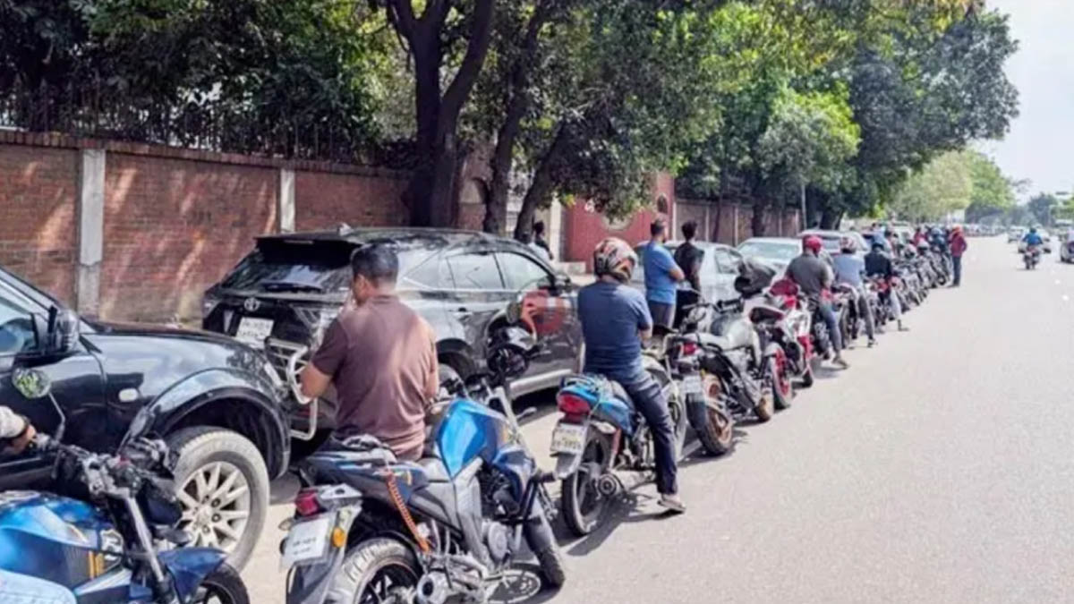 আজ রাজধানীতে অনেক পাম্প বন্ধ, সচলগুলোয় দীর্ঘ লাইন