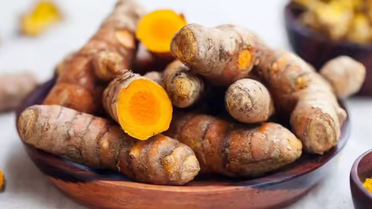 ত্বকের উজ্জ্বলতা বাড়ানো ছাড়াও খালি পেটে কাঁচাহলুদের যত স্বাস্থ্য উপকার