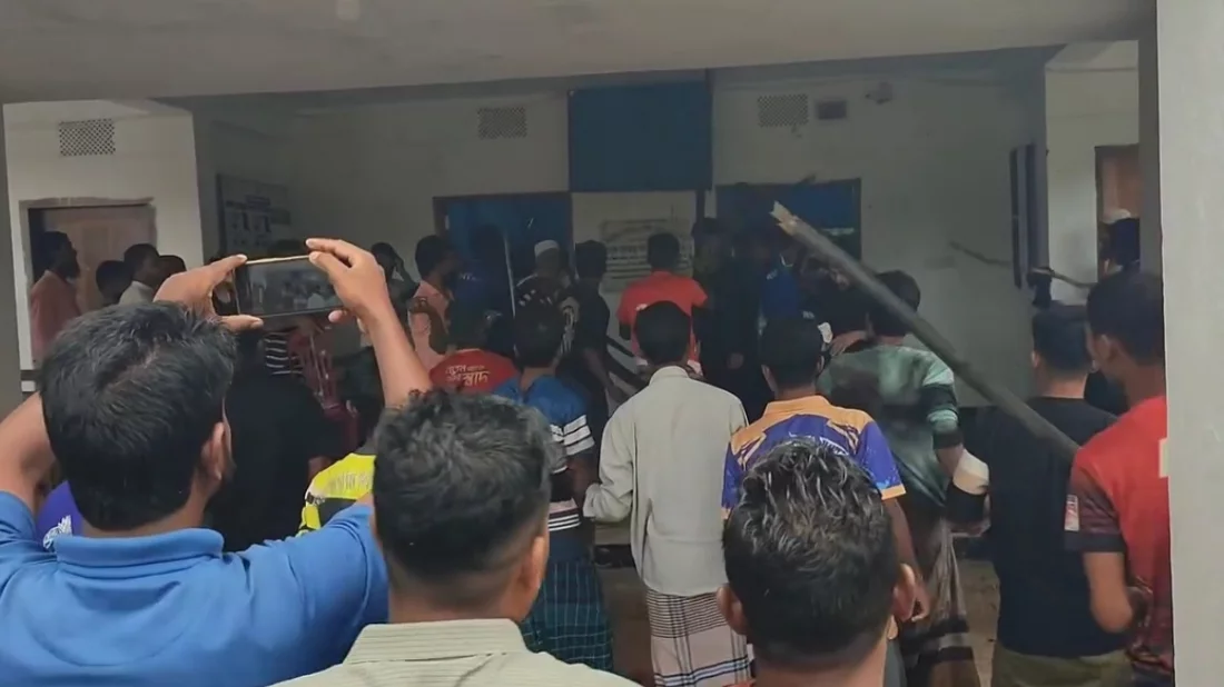 গণশুনানি চলাকালে টেকনাফে ইউপি কার্যালয়ে হামলা, আহত ৫