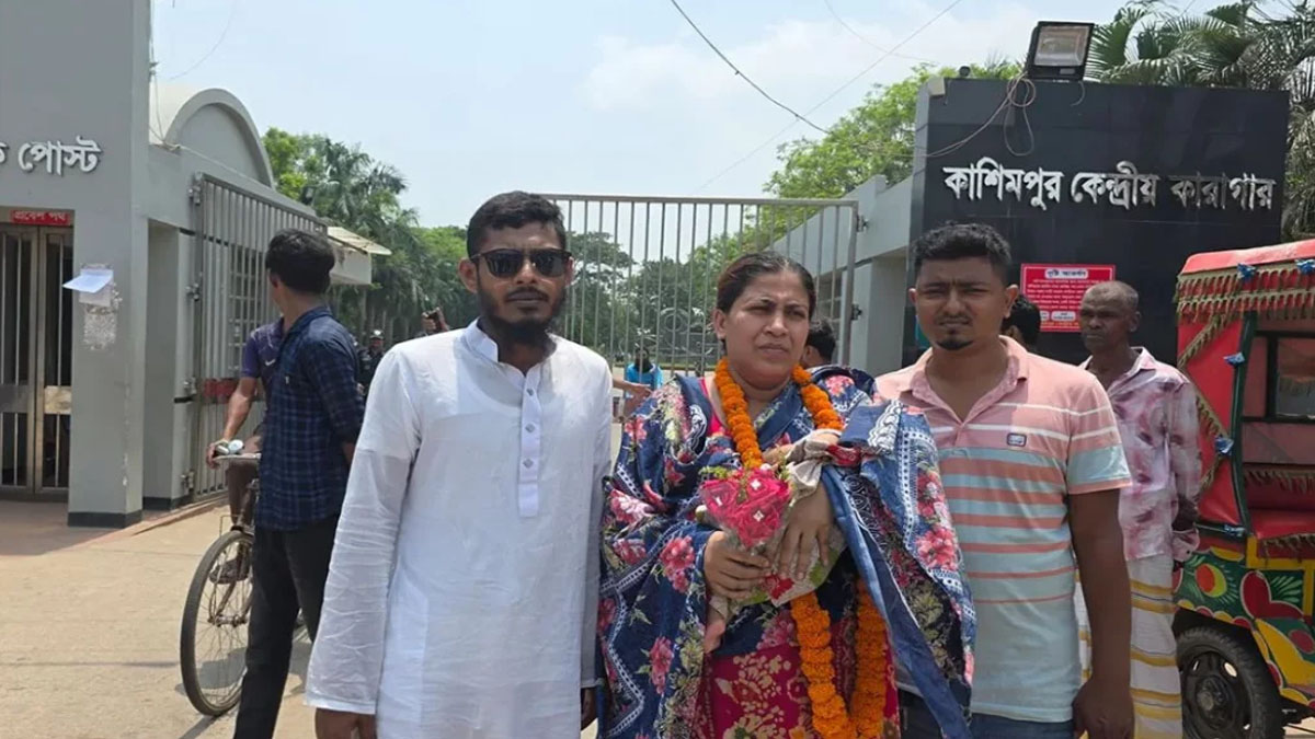 দেড় মাসের সন্তানসহ কারাগার থেকে মুক্তি পেলেন যুব মহিলা লীগ নেত্রী
