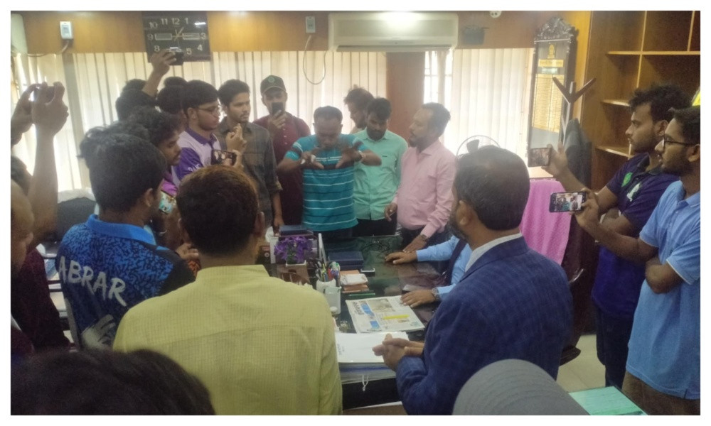 ইবির ভিসি কার্যালয়ে তুমুল হট্টগোল