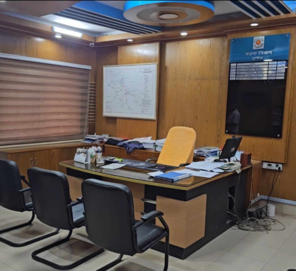 ফাঁকা অফিসে চলছে এসি, ফ্যান ও জ্বলছে লাইট