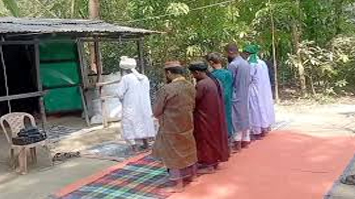 এবার ব্যতিক্রম, সৌদির আগেই চাঁদপুরে ৭ মুসল্লির ঈদ উদ্‌যাপন