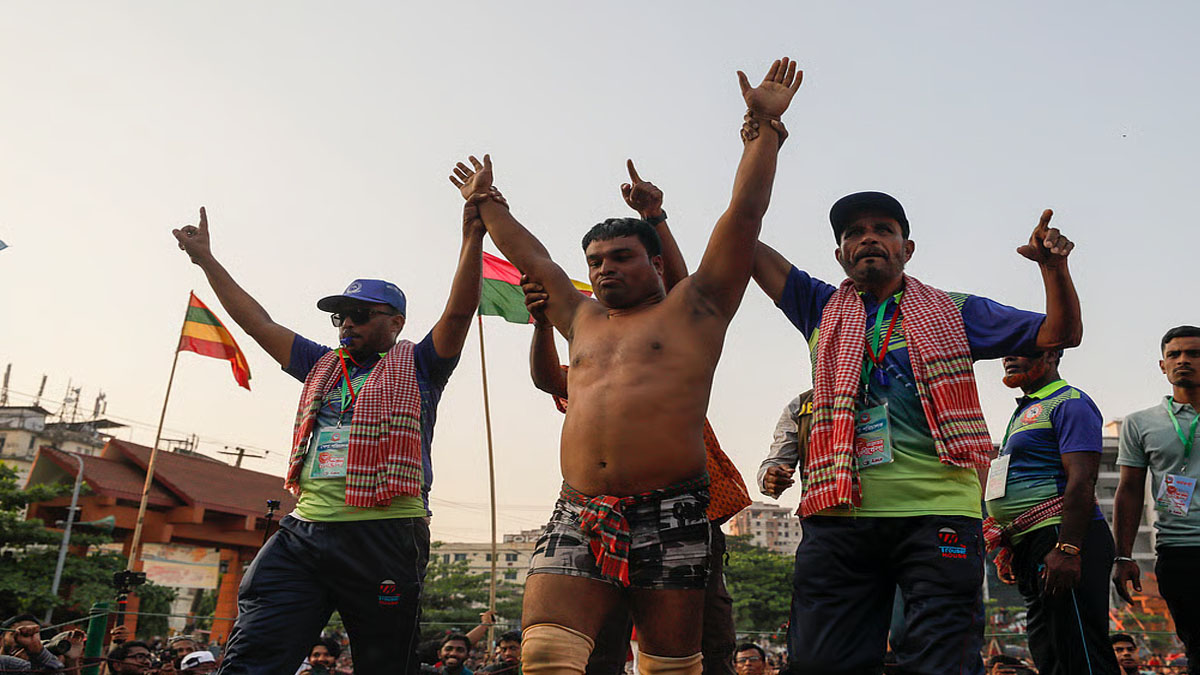 বলীখেলায় উচ্ছ্বাসে মাতলেন হাজারো দর্শনার্থী