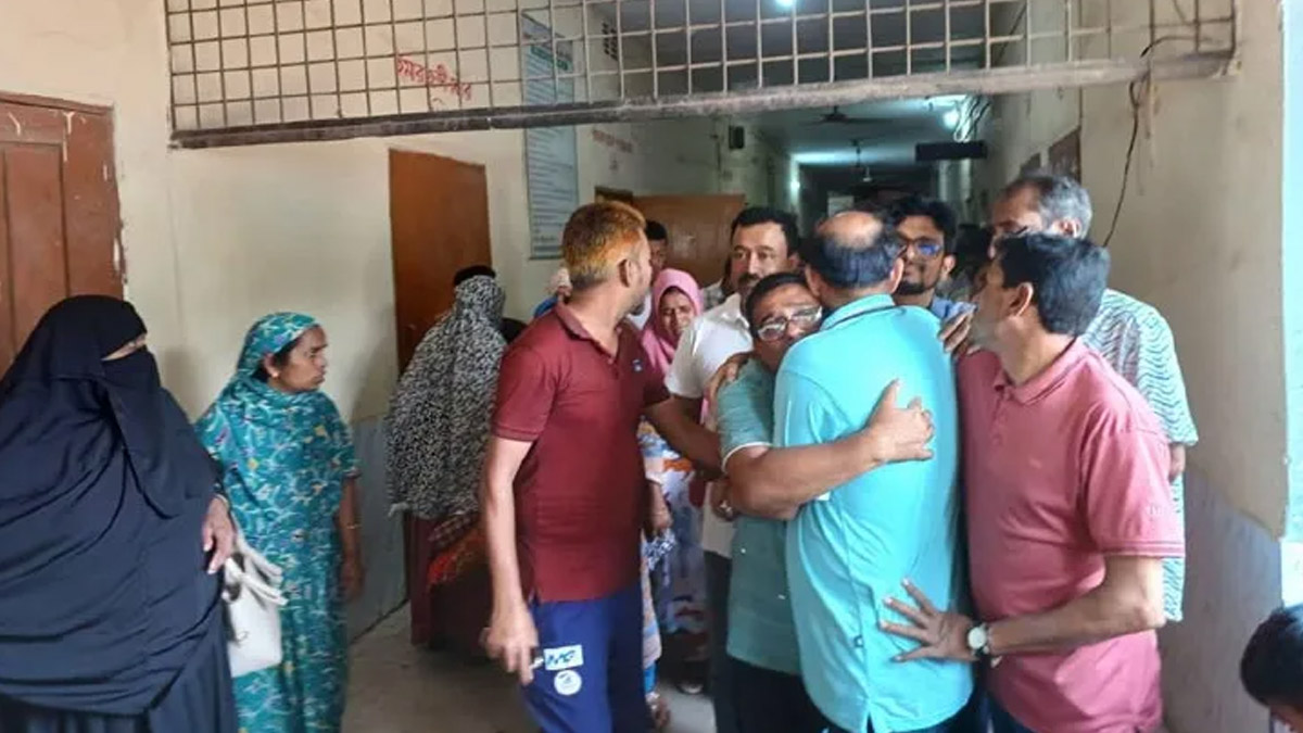 রাজবাড়ীতে গলায় ওড়না পেঁচিয়ে রিকশা থেকে পড়ে নারীর মৃত্যু