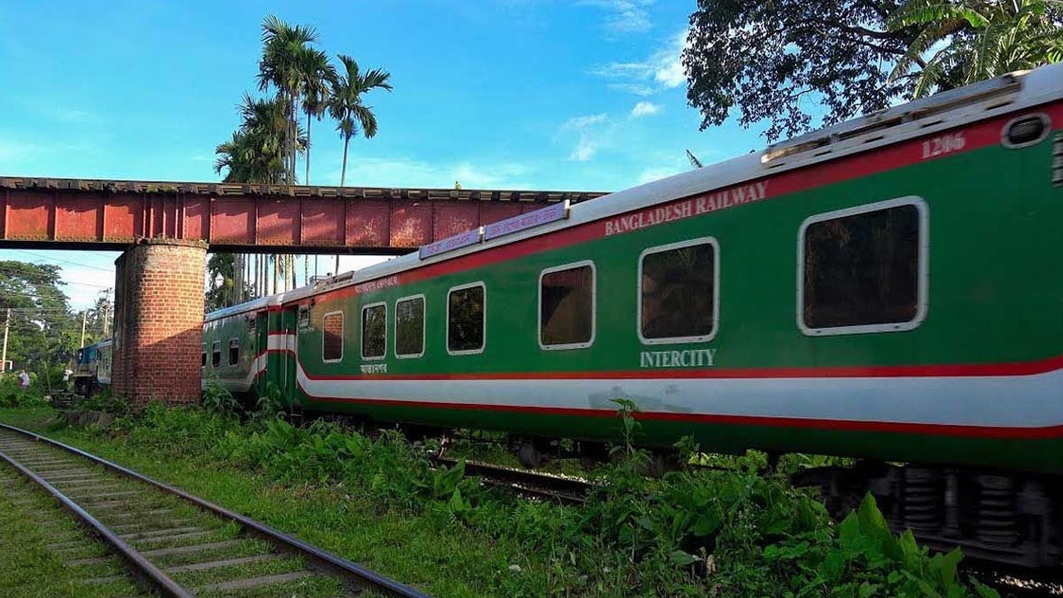 ছাদে ট্রেন ভ্রমণ : ব্রিজের সঙ্গে ধাক্কা লেগে যুবক নিহত