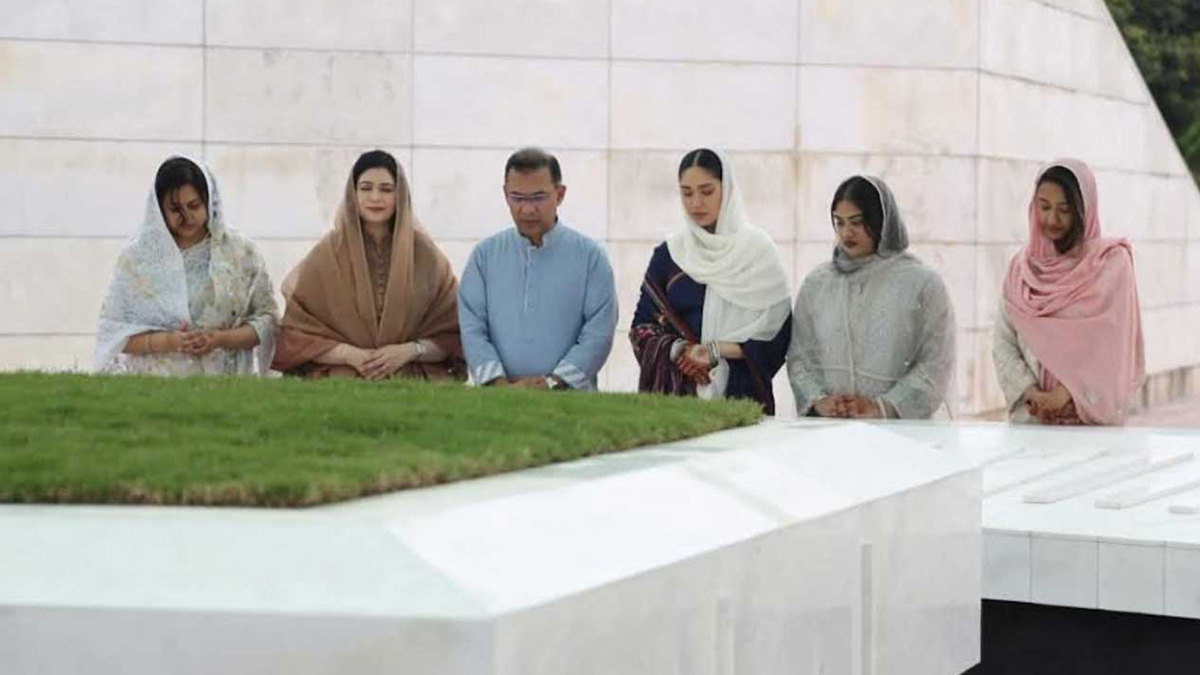 বাবা-মায়ের কবর জিয়ারত করলেন প্রধানমন্ত্রী তারেক রহমান