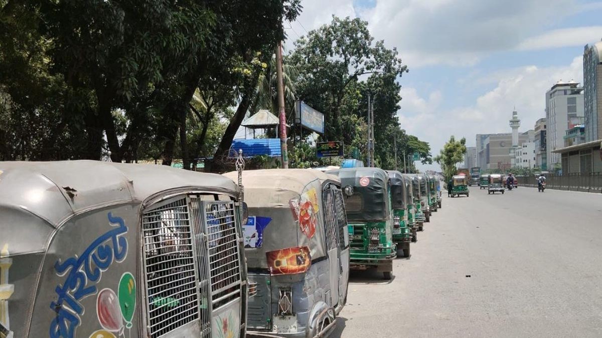 রাতে দাঁড়িয়ে দুপুর হচ্ছে ফিলিং স্টেশনে, তবু মিলছে না গ্যাস