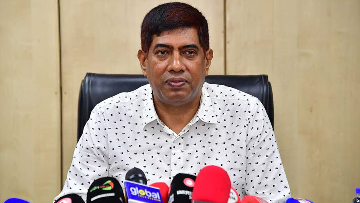 অস্ত্র হাতে প্রতিমন্ত্রী ইশরাক: আইনের ব্যত্যয় হলে ‘ব্যবস্থা নেবে পুলিশ’