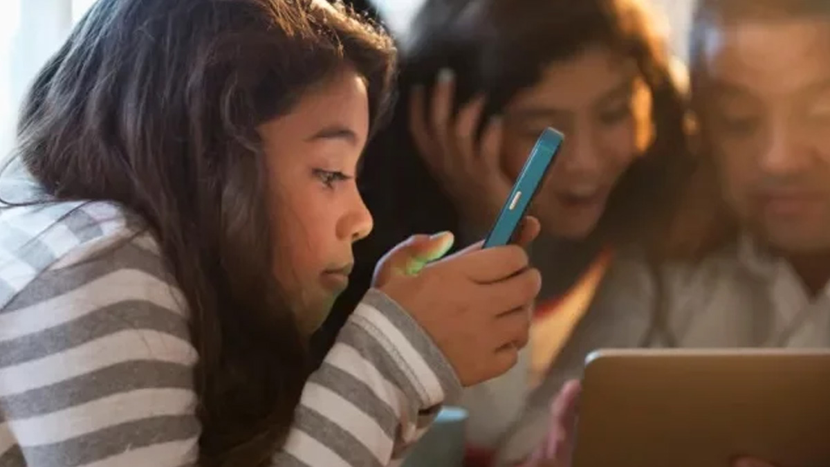 শিশুদের মোবাইল আসক্তি ঠেকাতে কর্ণাটকের কড়া সিদ্ধান্ত