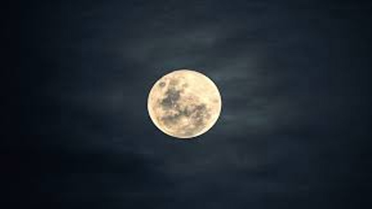 ধীরে ধীরে ছোট হয়ে যাচ্ছে চাঁদ, কীভাবে