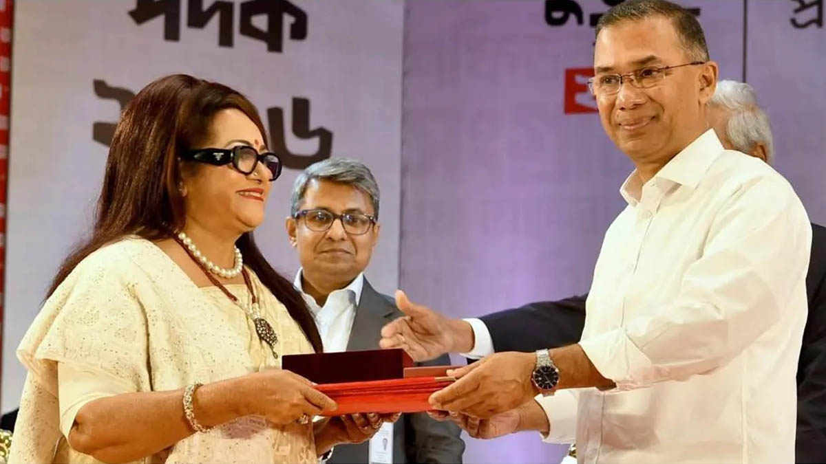 একুশে পদক গ্রহণ করলেন ববিতা, জানালেন কৃতজ্ঞতা