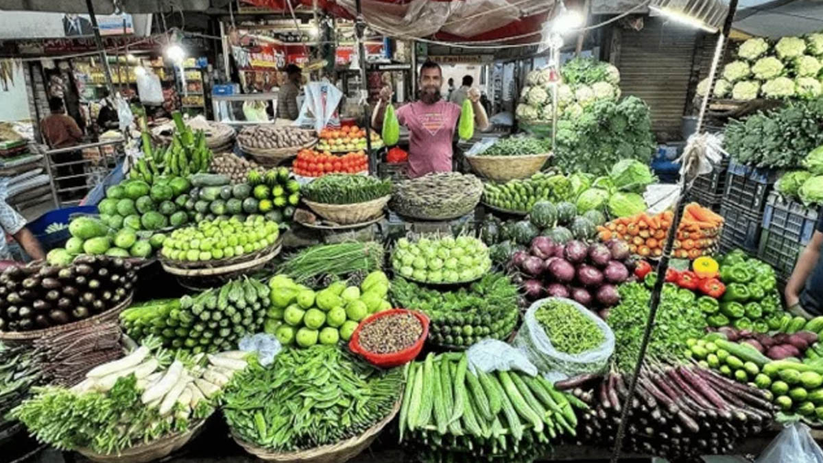 টানা বৃষ্টির প্রভাব বাজারে : প্রায় সব সবজি ও মাছের দাম বেড়েছে