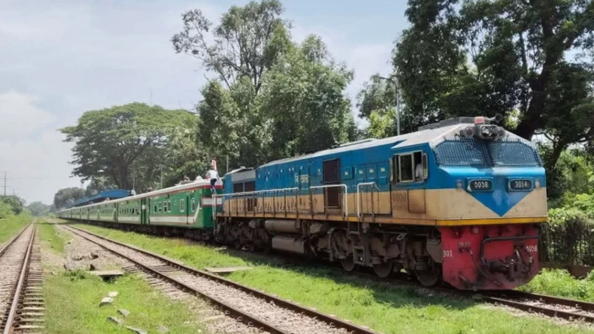 ঢাকা-চট্টগ্রাম রুট ছেড়ে কক্সবাজার যাচ্ছে মহানগর এক্সপ্রেস
