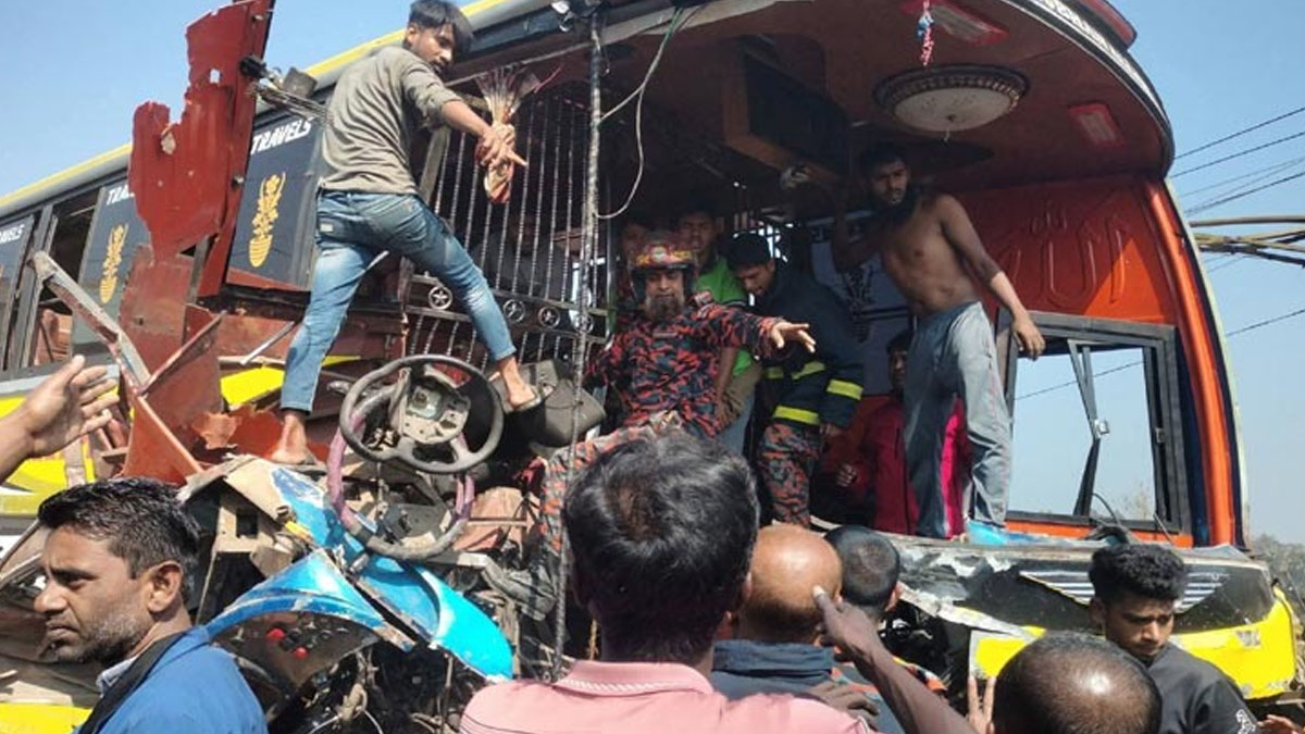 ময়মনসিংহে দুর্ঘটনায় দুজনের মৃত্যুর পর গতিরোধক নির্মাণের দাবিতে সড়ক অবরোধ