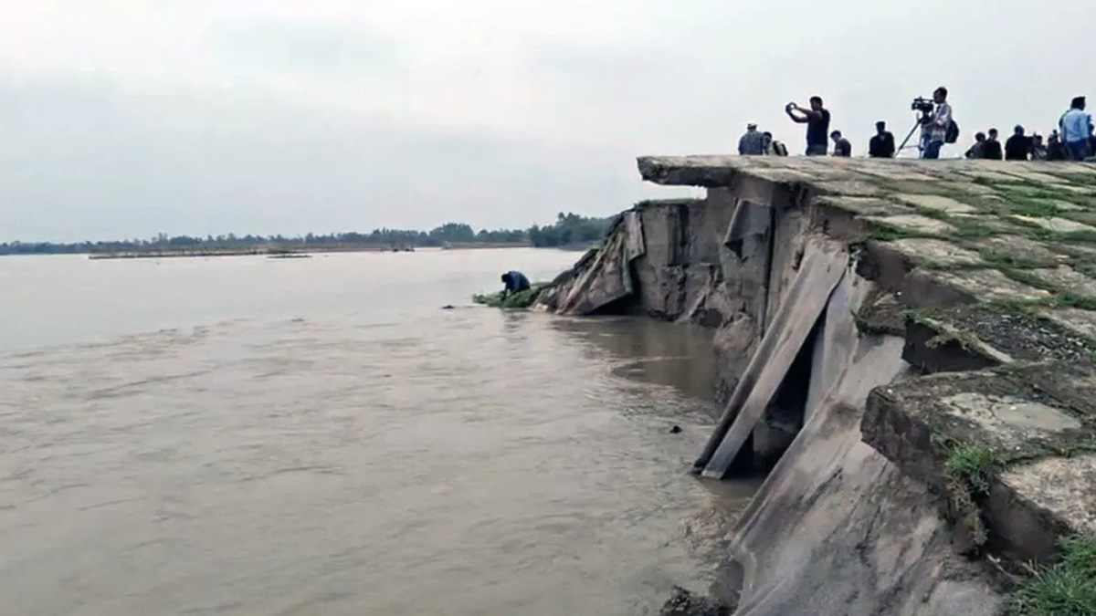 সেতু রক্ষা বাঁধে ধস, ভয়াবহ বন্যার শঙ্কা