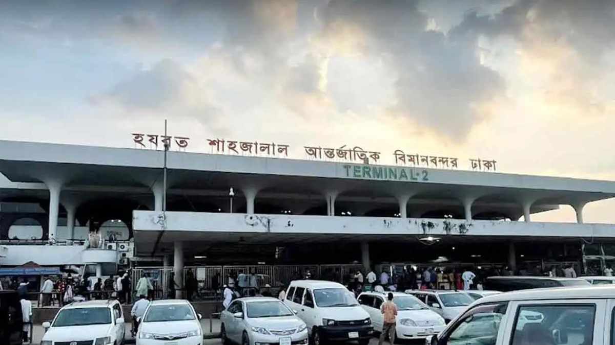 বিমানবন্দরে ১১ অভিযানে স্বর্ণ, মোবাইল ও মদসহ কোটি টাকার পণ্য জব্দ