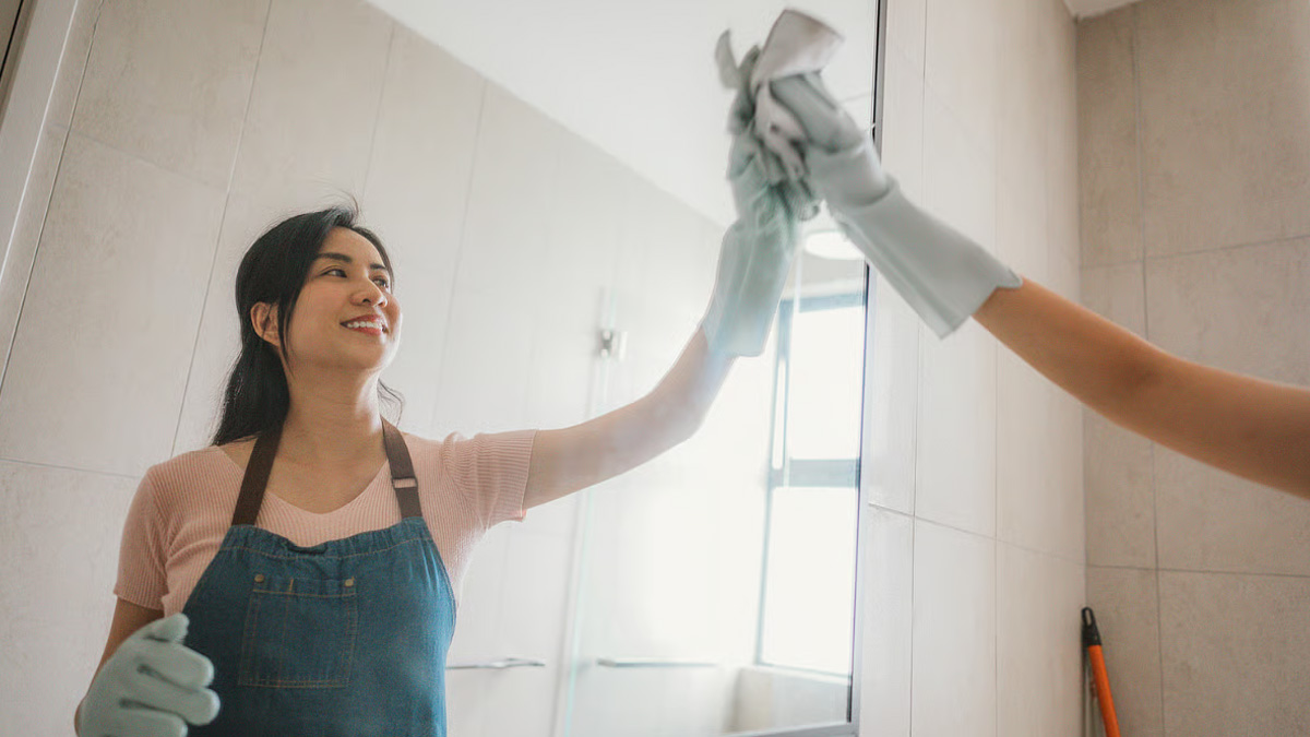 ঘোলাটে আয়না পরিষ্কার করার ৩ সহজ উপায়