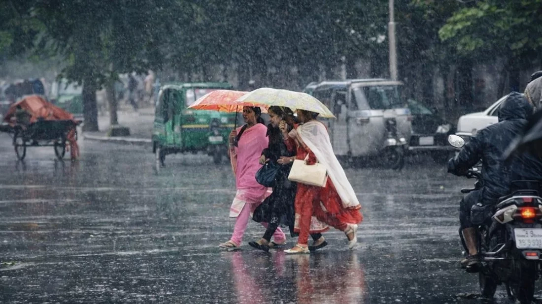 দুপুরের মধ্যে ঢাকায় বজ্রসহ বৃষ্টির আভাস