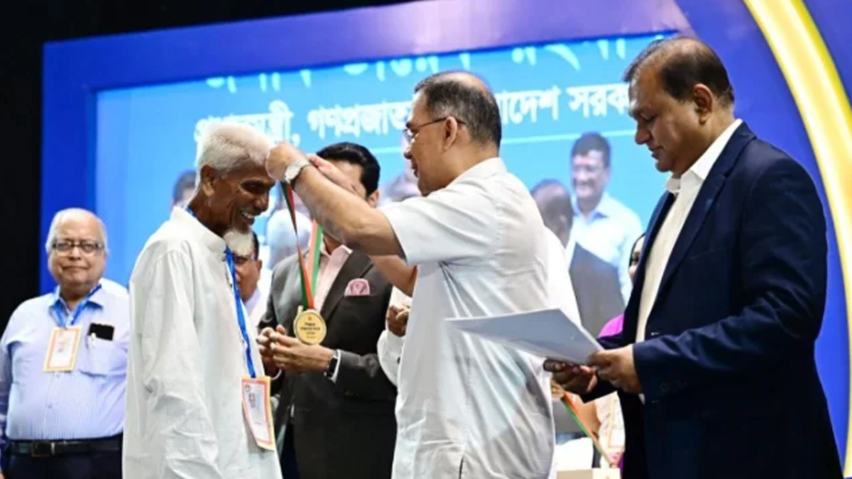 ৫২ বছর ১ টাকায় পড়ানো গাইবান্ধার লুৎফুর রহমান পেলেন রাষ্ট্রীয় সম্মাননা