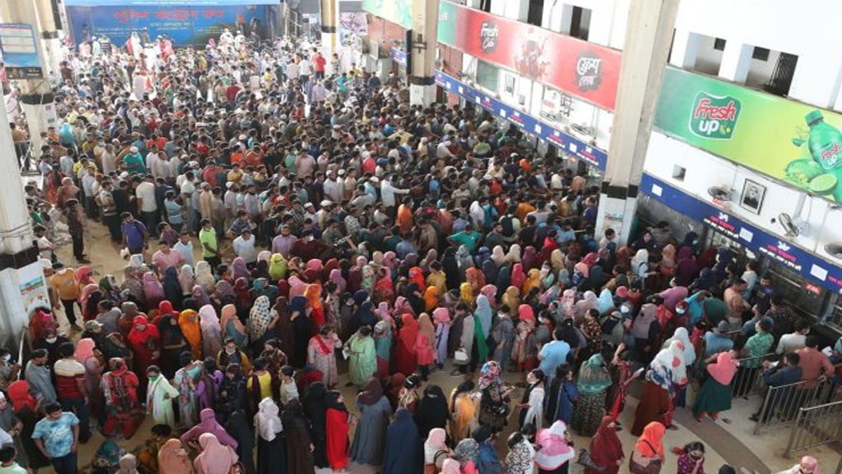 কমলাপুর স্টেশনে ঘরমুখো মানুষের উপচেপড়া ভিড়