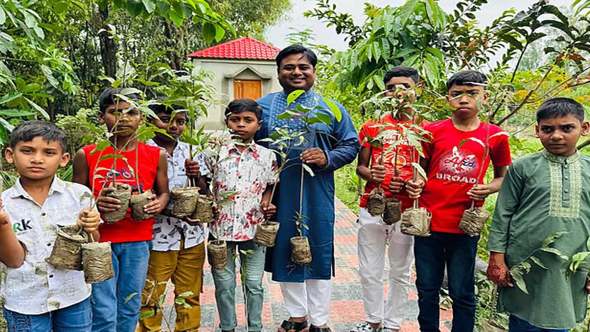 শিশুরা ঈদের সালামি পেল একটি করে দেবদারুগাছ