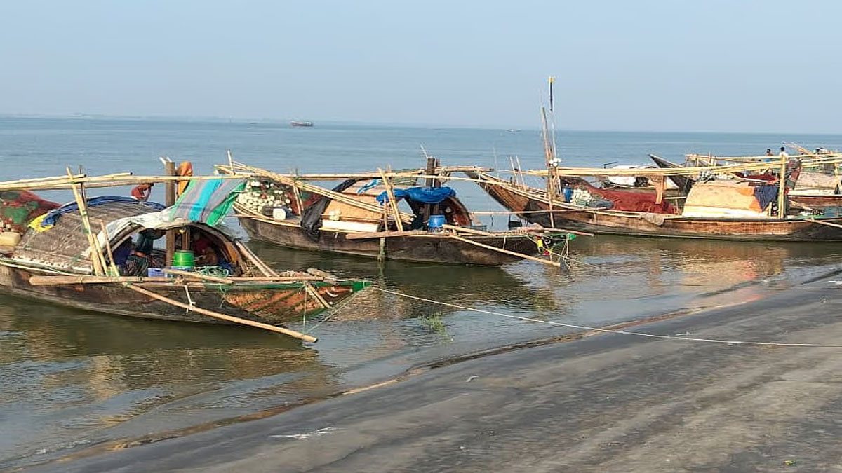 ডিজেলের অভাবে চলছে না নৌকা, বিপাকে শারীয়তপুরের হাজারো জেলে