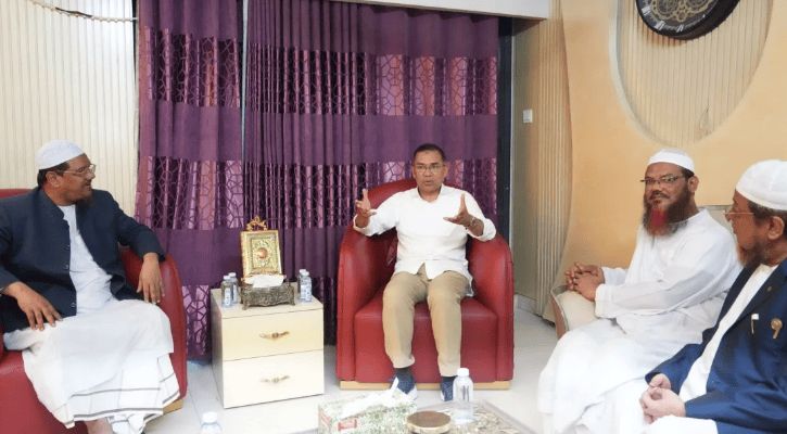 চরমোনাই পীরের বাসায় তারেক রহমান