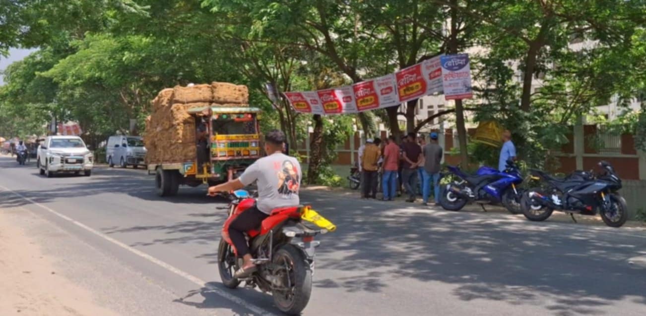 ভ্রাম্যমাণ আদালতের সামনেই দাপট দেখালো অবৈধযান!