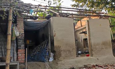 সাতক্ষীরায় ভূমিকম্পে ঝরঝর করে ভেঙে পড়ল কাঁচা ঘরের টালি
