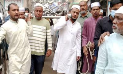 হাতকড়া পরেই বাবার জানাজায় যুবলীগ নেতা, বললেন—‘আমি হতভাগ্য ছেলে’