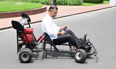 তরুণ শিক্ষার্থী রিজওয়ানের তৈরি রেসিং কার চালালেন প্রধানমন্ত্রী