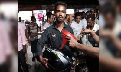 পেট্রোল পাম্পে তেল নিতে মোটরসাইকেলের ট্যাংক খুলে হাজির চালক