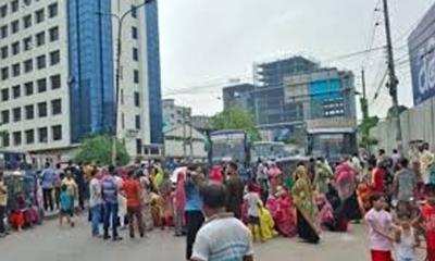 বেতনের দাবিতে তেজগাঁওয়ে পোশাককর্মীদের সড়ক অবরোধ