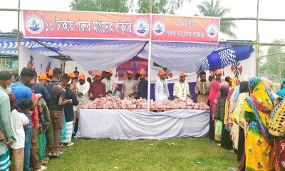 ১০ টাকা কেজিতে গরুর মাংস পেয়ে অসহায় মানুষের মুখে হাসি