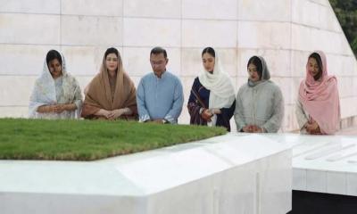 বাবা-মায়ের কবর জিয়ারত করলেন প্রধানমন্ত্রী তারেক রহমান