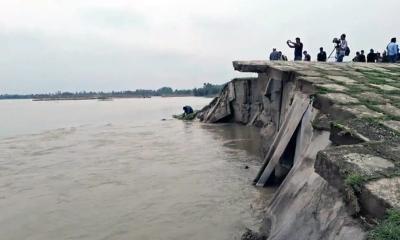 সেতু রক্ষা বাঁধে ধস, ভয়াবহ বন্যার শঙ্কা