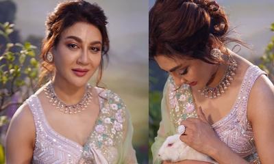 খরগোশের সঙ্গে খুনসুটিতে মেতেছেন জয়া